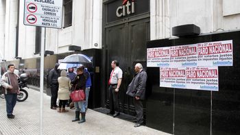 a contrarreloj, el gobierno busca frenar el paro de los bancarios a contrarreloj, el gobierno busca frenar el paro de los bancarios