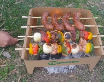 Esta parrilla de cartón dura hasta cuatro usos