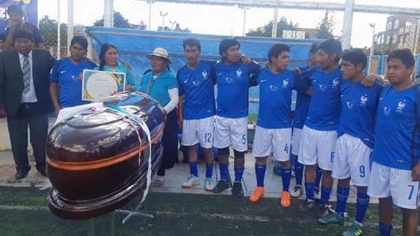 ¿Quién habrá querido ganarlo? El ínsólito torneo de fútbol que premiaba con ataúdes de lujo a los campeones