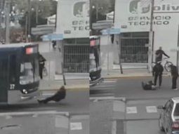 Un jubilado fue atropellado por un colectivo cuando cruzaba por la senda peatonal en Mendoza. Un jubilado fue atropellado por un colectivo cuando cruzaba por la senda peatonal en Mendoza.