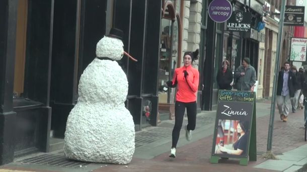 Un muñeco de nieve asusta a los transeúntes