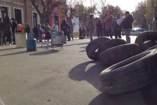 Apenas 40 personas se reunieron frente a la Municipalidad de San Pedro y los corrió la policía