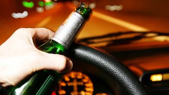 Conducir con alcohol. Imagen de archivo Conducir con alcohol. Imagen de archivo