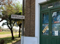El pueblo de 500 habitantes que vive de la actividad agropecuaria. El pueblo de 500 habitantes que vive de la actividad agropecuaria.