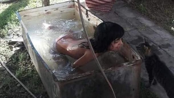 Antonia necesitaba refrescarse y su papá adaptó una vieja heladera: una familia le regaló su pileta