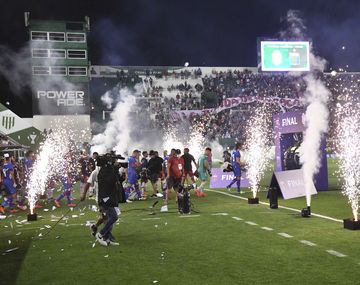 El recibimiento para Barracas - Tigre con música de Avengers