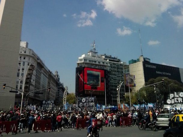 Cooperativistas y organizaciones sociales marchan al Obelisco por el Salario Mínimo
