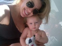 Virginia Gallardo con Milo, el hijo de Jimena Campisi Virginia Gallardo con Milo, el hijo de Jimena Campisi