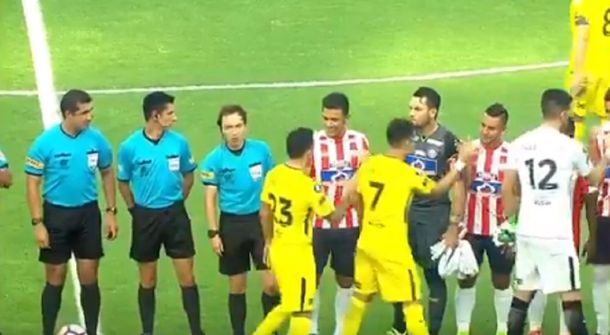 A cara de perro: Tevez le negó el saludo a Teo Gutiérrez