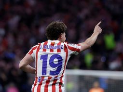 Insólito trolleo del Atlético de Madrid al Barcelona por Julián Álvarez Insólito trolleo del Atlético de Madrid al Barcelona por Julián Álvarez