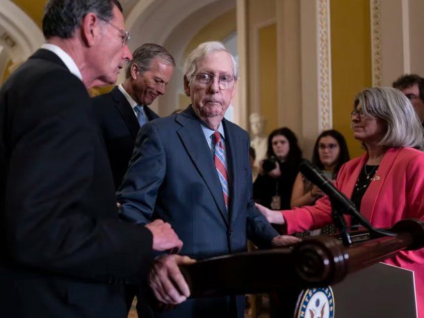 Video: el senador Mitch McConnell se quedó paralizado durante una rueda de prensa