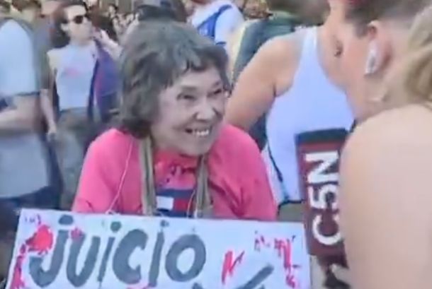 Se quedó corto Videla...: el provocador testimonio de una señora en la Marcha LGBT