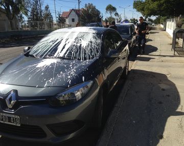 El conductor de un Renault Fluence estacionó el auto frente al garage de una casa y le arrojaron pintura.