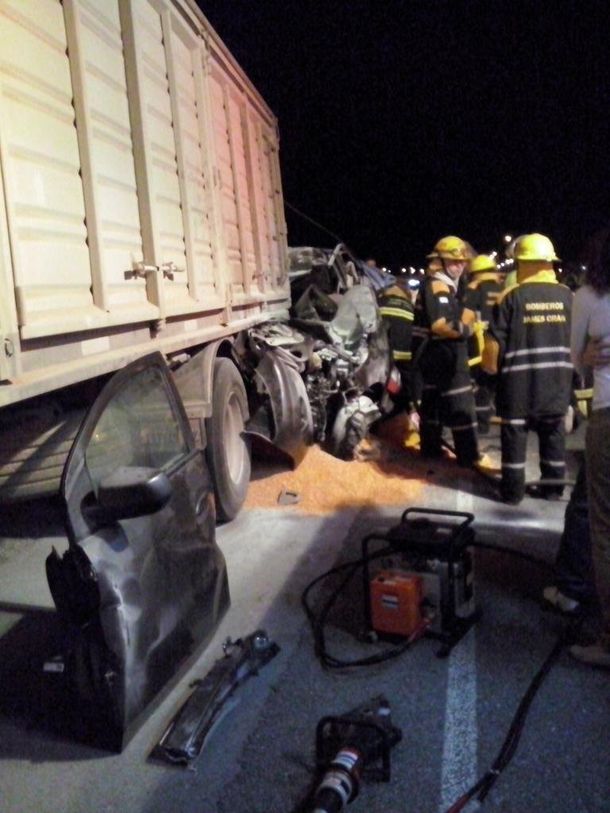 Tragedia en la autopista Rosario-Córdoba: mueren una mujer y sus dos hijos en un choque