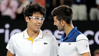 El saludo final entre el joven y el gran Nole El saludo final entre el joven y el gran Nole