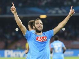 doblete de higuain en la victoria del napoli ante el marsella doblete de higuain en la victoria del napoli ante el marsella
