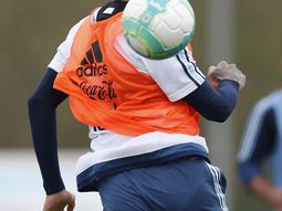 El zaguero sufrió la rudeza del delantero uruguayo El zaguero sufrió la rudeza del delantero uruguayo