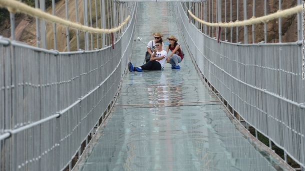 Pánico en el aire: China abre un puente con piso de cristal a 180 metros de altura