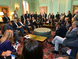 daniel scioli se mostro con medio centenar de intendentes bonaerenses daniel scioli se mostro con medio centenar de intendentes bonaerenses