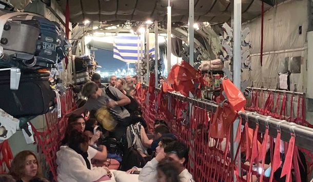 El vuelo humanitario de la Fuerza Aérea Uruguaya también traerá de vuelta a argentinos