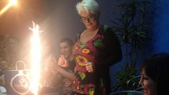 carmen barbieri festejo su cumpleanos con el elenco de escandalosas carmen barbieri festejo su cumpleanos con el elenco de escandalosas