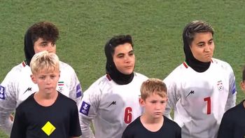 viral: la seleccion de futbol femenino de iran se nego a cantar el himno en senal de protesta viral: la seleccion de futbol femenino de iran se nego a cantar el himno en senal de protesta
