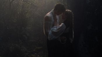 Jacob Elordi y Margot Robbie en Cumbres Borrascosas. Jacob Elordi y Margot Robbie en Cumbres Borrascosas.