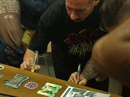 Último adiós en Morón: amigos y colegas de Mike Dee lo despidieron firmándole el ataúd