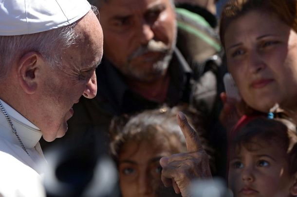 El Papa dijo que la palabra y el ejemplo van juntos tras regresar al Vaticano con 12 refugiados