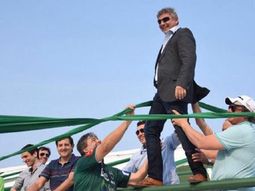 tremendo blooper: el presidente de sarmiento se cayo de un paravalanchas tremendo blooper: el presidente de sarmiento se cayo de un paravalanchas