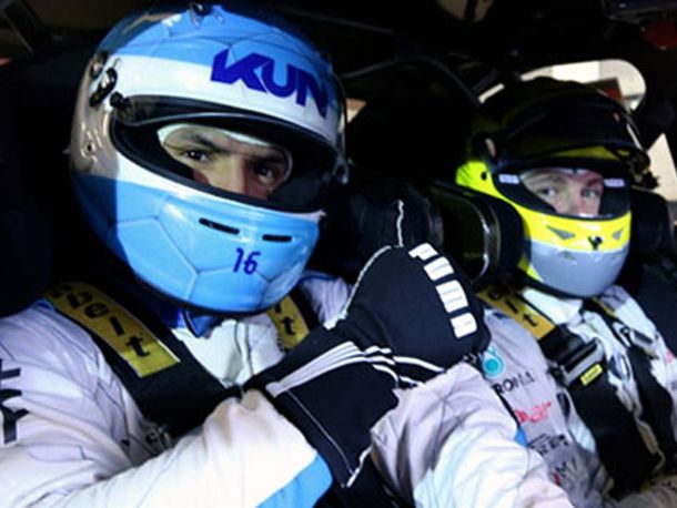 Espectacular desafío del Kun Agüero con un piloto de Fórmula 1