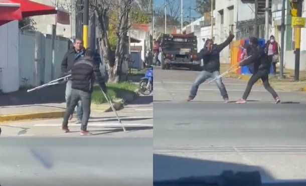 VIDEO: Pedía monedas en muletas, se agarró a trompadas con un vecino y salió corriendo