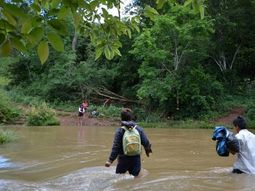 Los chicos de la comunidad mbya cruzan el arroyo a nado todos los días para ir a la escuela. Foto: Blas Martínez.