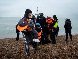 tras el mortal naufragio de inmigrantes francia implora por mayor cooperacion internacional