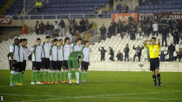 Insólito: un hincha terminó como árbitro de un partido en España