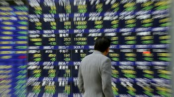 Un peatón observa la pizarra en Tokio, donde la Bolsa se desplomó. Un peatón observa la pizarra en Tokio, donde la Bolsa se desplomó.