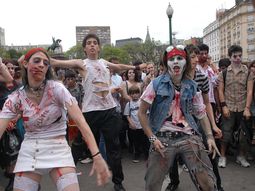 cientos de zombies portenos recorrieron la ciudad