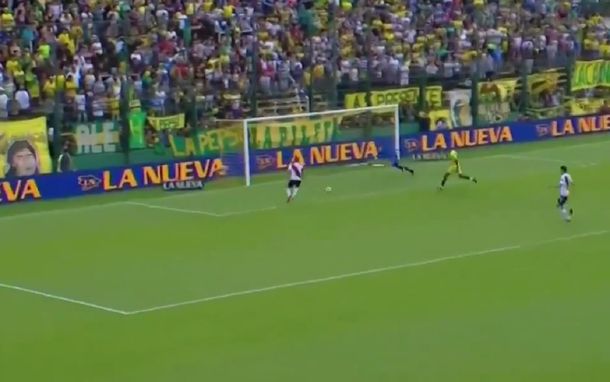 VIDEO: Mora erró el gol más insólito del fin de semana
