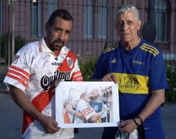 Todo por Maradona: los hinchas del histórico abrazo se reencontraron en Plaza de Mayo