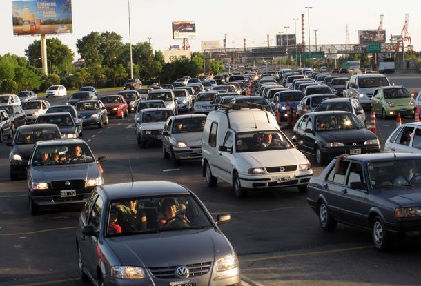 Empleados de peajes levantan barreras en la autopista Bs.As.-La Plata
