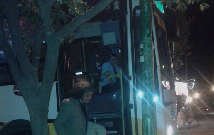 El chofer ayudó a una pasajera a que se bajara y le dio un regalo.