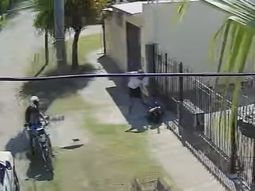 VIDEOS: Los mismos motochorros que le robaron a una joven también atacaron a un dirigente político