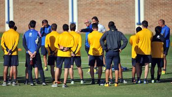 a puertas cerradas, bianchi prueba el equipo con riquelme y gago a puertas cerradas, bianchi prueba el equipo con riquelme y gago