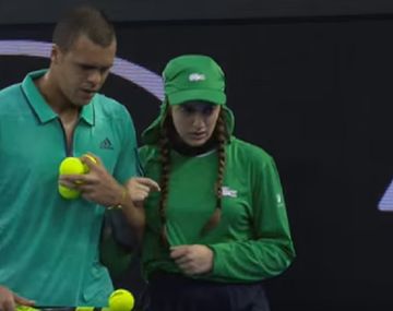 Todavía quedan caballeros: mirá que lo hizo Tsonga con una alcanzapelotas