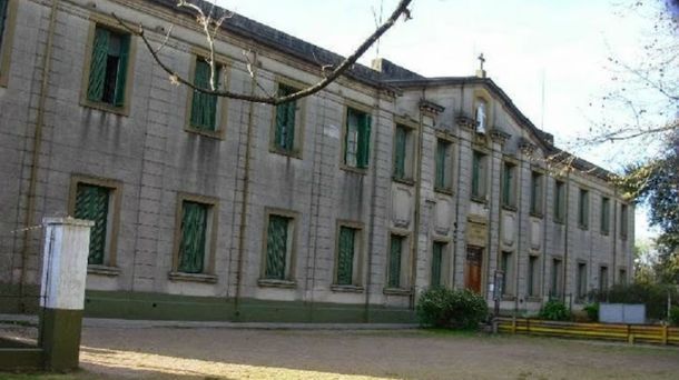 Escándalo: dos alumnos se grabaron teniendo sexo en el baño de un colegio