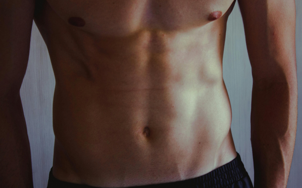 El método casero para reducir grasa abdominal que usan Chris Evans y Daniel Craig: el entrenador de Hollywood que lo revela todo