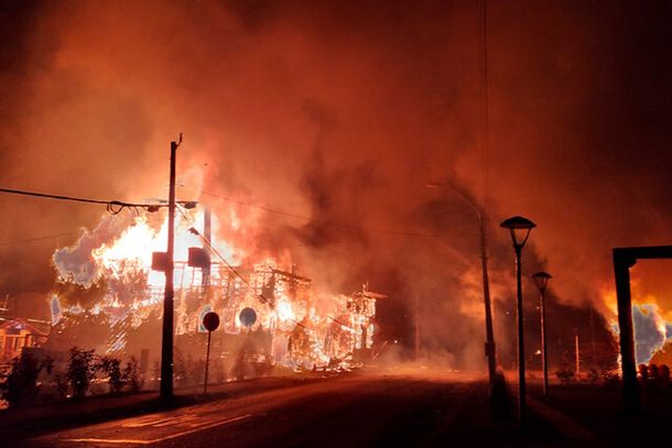 Chile: incendiaron edificios públicos tras el crimen de un artista callejero a manos de Carabineros