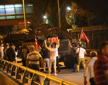 Turquía: hay al menos 90 personas muertas y 1500 militares detenidos