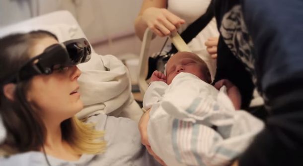 Una madre ciega ve a su bebé por primera vez gracias a unos anteojos electrónicos