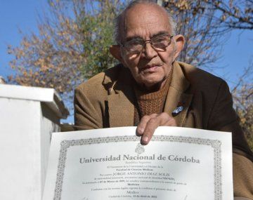 Jorge Antonio Díaz Solís se recibió de médico a los 78 años.&nbsp;